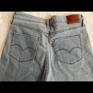 Levi’s light wash skinny jeans. Size: 31